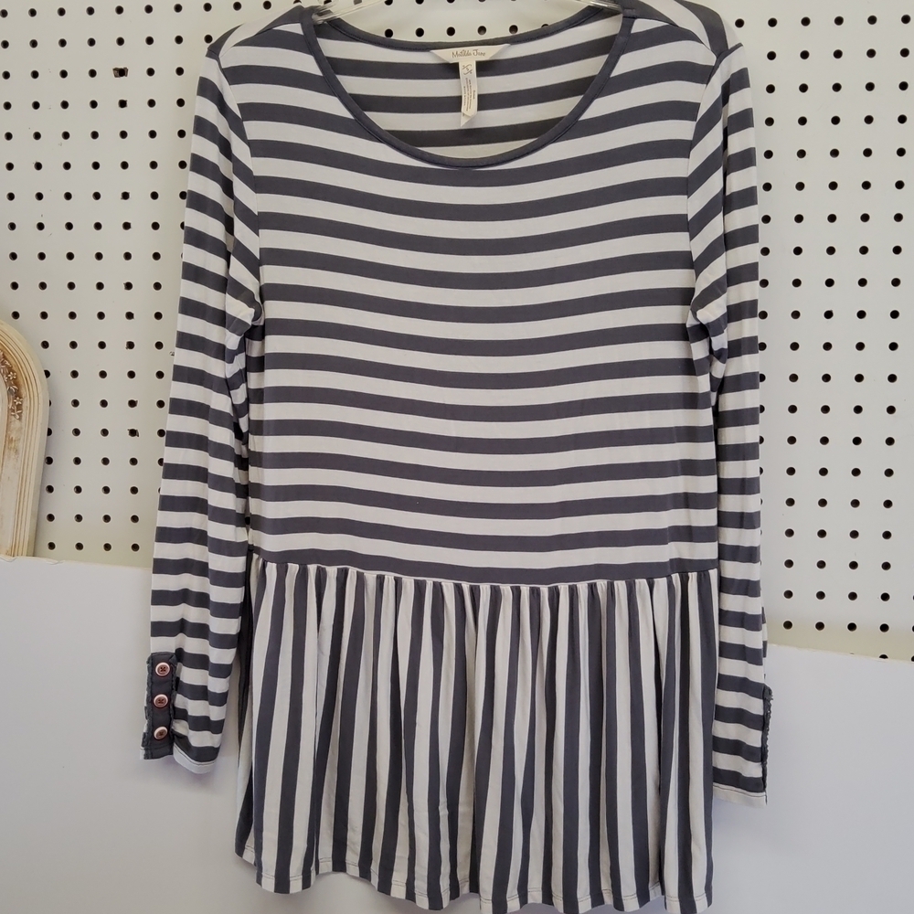 𝅺MATILDA Jane top women's size small EUC ruffle bottom gray and white